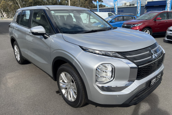 2025 Mitsubishi Outlander ZM ES SUV Image 3