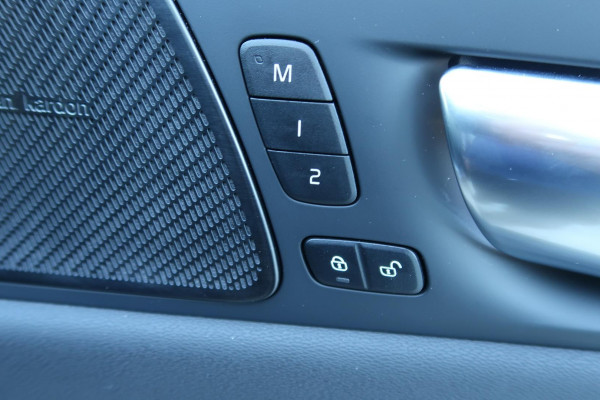 2025 Volvo XC60 UZ Plus T8 Plug-in Hybrid Dark SUV Image 16