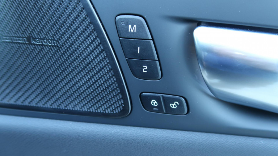 2025 Volvo XC60 UZ Plus T8 Plug-in Hybrid Dark SUV Image 16