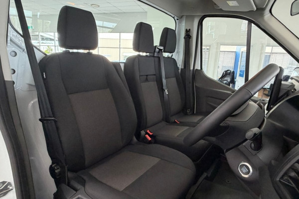 2025 MY25.75 Ford Transit VO 500E Cab Chassis Image 9