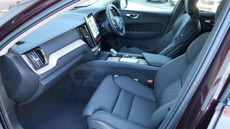 2025 Volvo XC60 UZ Plus T8 Plug-in Hybrid Dark SUV Image 14