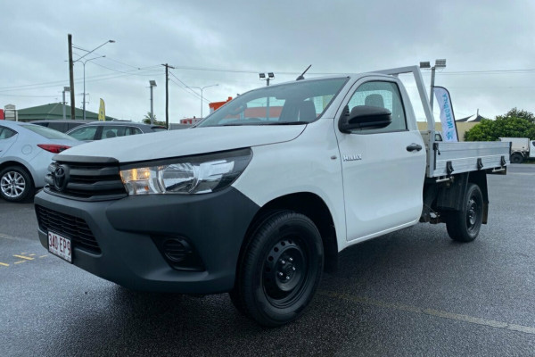 2018 Toyota Hilux TGN121R Workmate 4x2 Cab chassis Image 3
