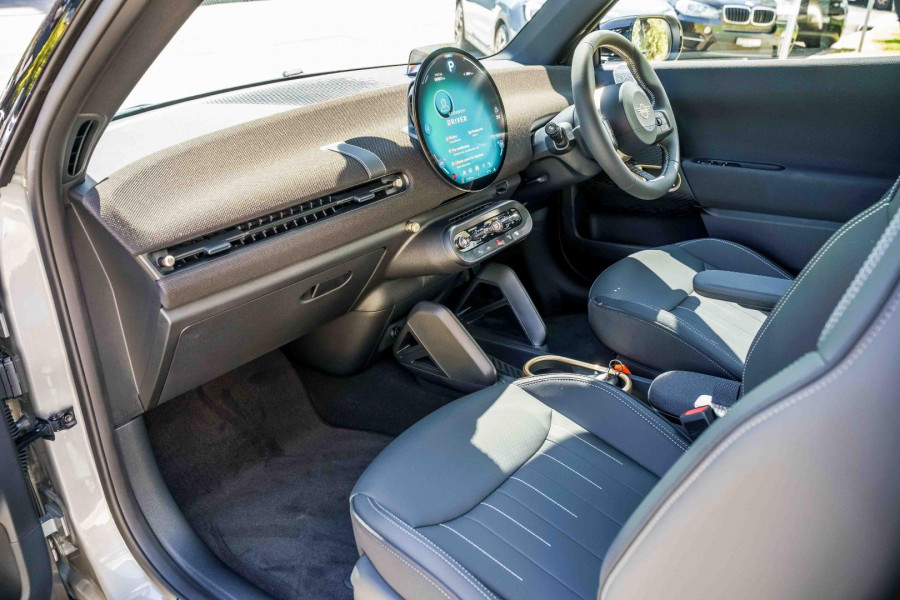 2026 MINI Cooper J01 SE Favoured Hatch