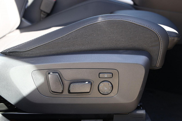 2025 BMW X3 G45 30e xDrive SUV image 13