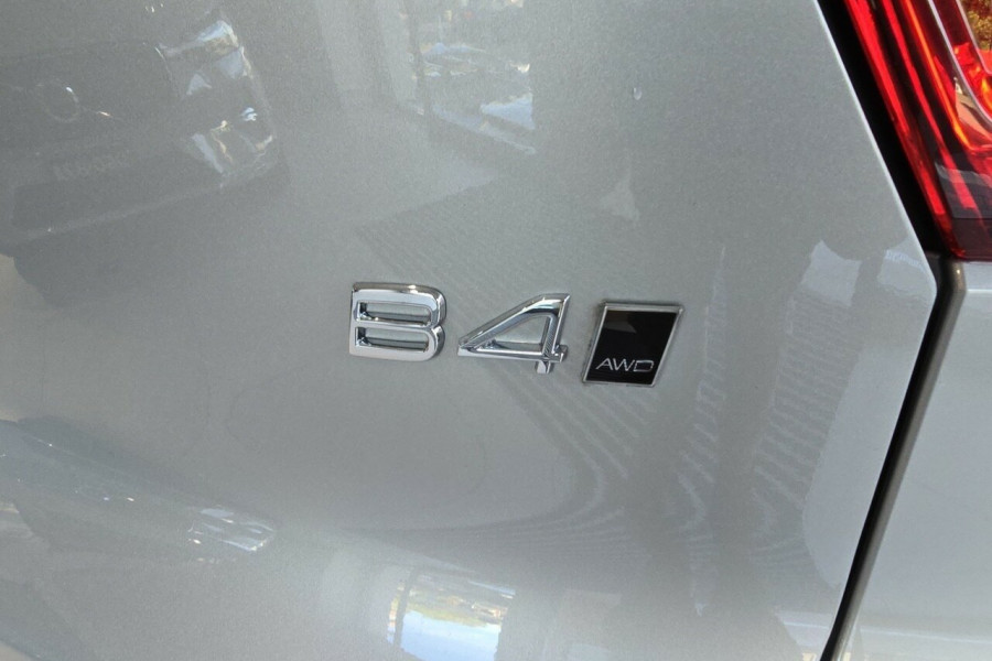 2025 Volvo XC40 XZ Ultra B4 Bright SUV Image 8