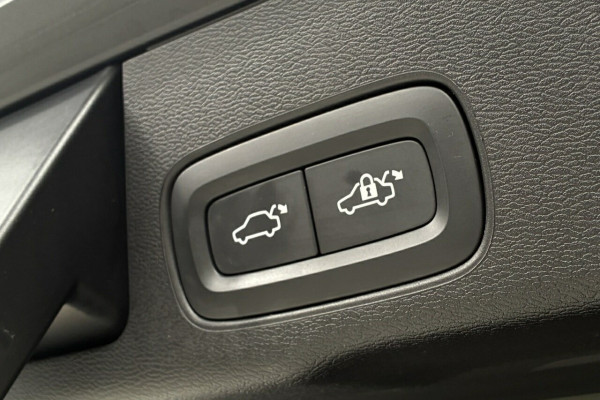 2022 MY23 Volvo XC60 UZ Recharge Ultimate T8 Plug-in Hybrid SUV Image 11