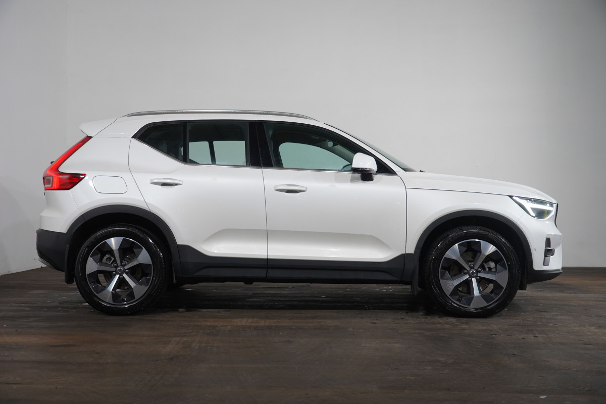 2023 Volvo Xc40 Ultimate B4 Bright Mhev SUV Image 4