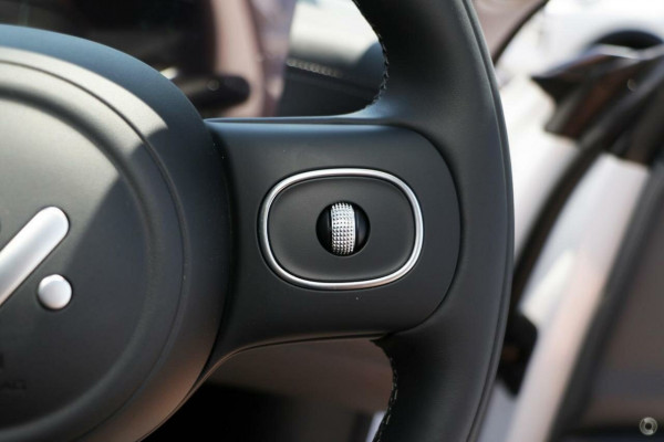 2025 MG IM5 P12L Premium Hatch Image 2