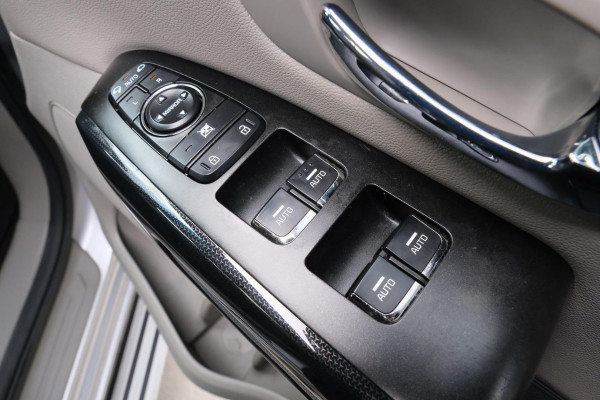 2017 MY18 Kia Carnival YP SLi Van Image 13