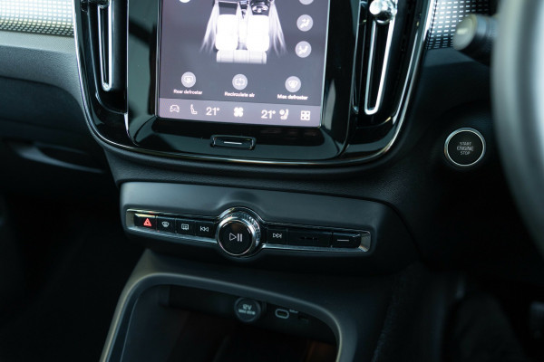 2024 MY25 Volvo XC40 XZ Ultra B4 Dark SUV Image 28