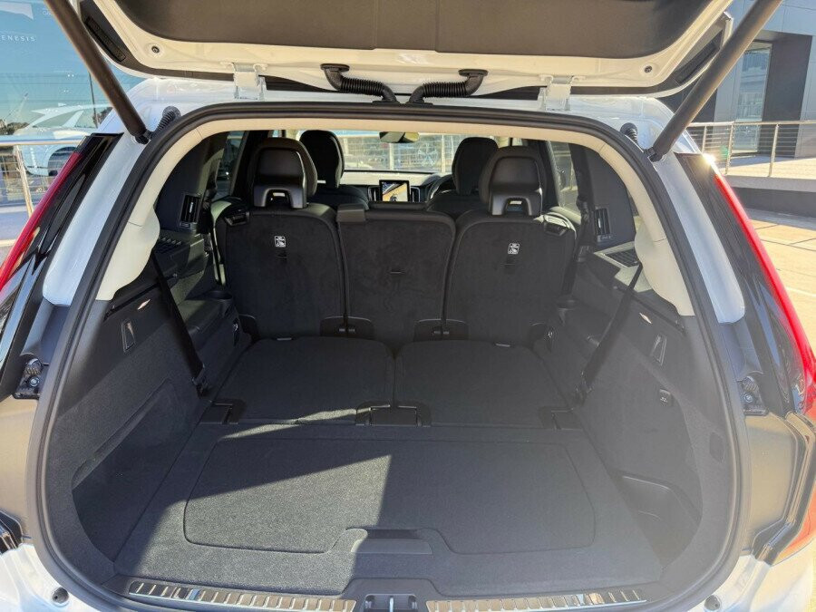2026 Volvo XC90 L Series Plus T8 Plug-in Hybrid Dark SUV Image 23