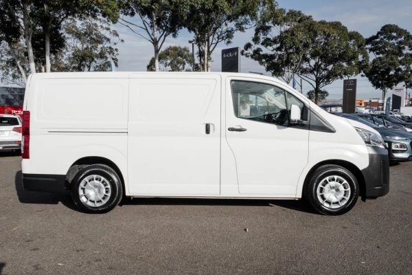 2022 Toyota HiAce GDH300R  Van Image 3