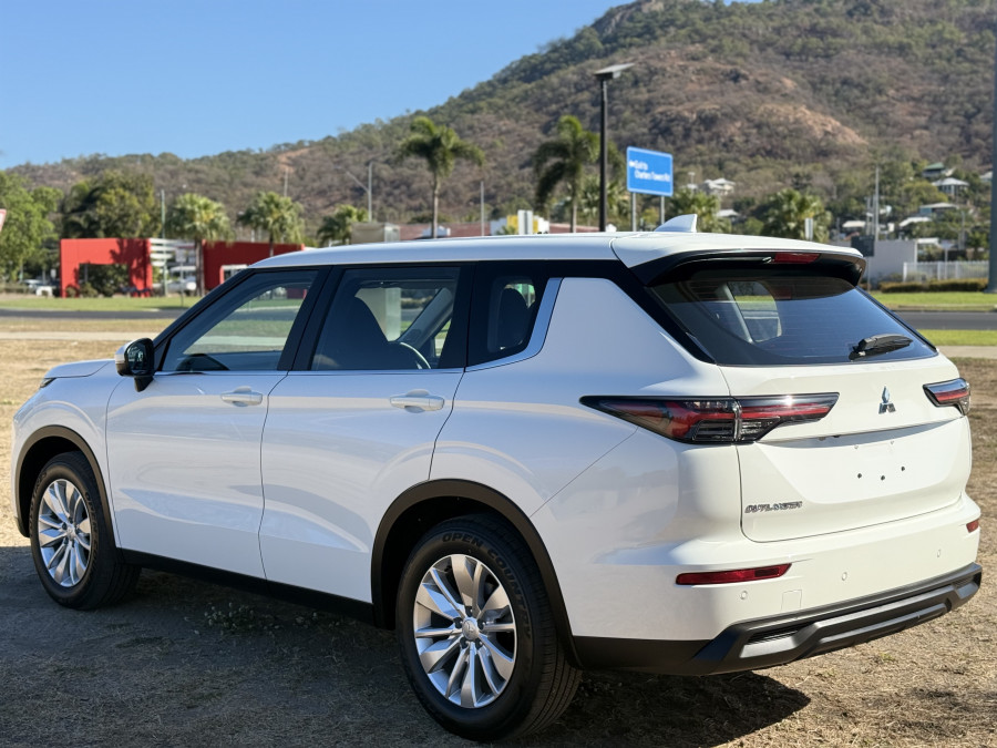 2026 Mitsubishi Outlander ZM ES SUV Image 4
