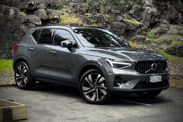 2025 Volvo XC40 XZ Ultra B4 Dark SUV