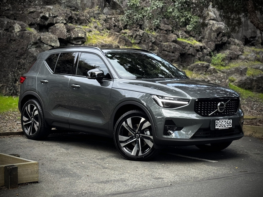 2025 Volvo XC40 XZ Ultra B4 Dark SUV Image 1