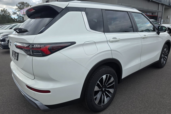 2025 Mitsubishi Outlander ZM LS SUV Image 3