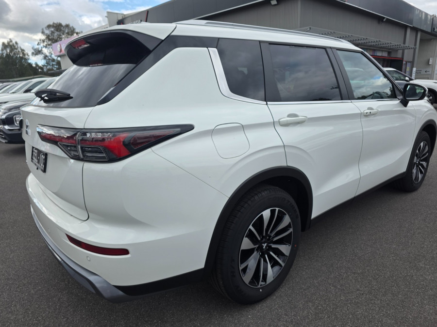 2025 Mitsubishi Outlander ZM LS SUV Image 3
