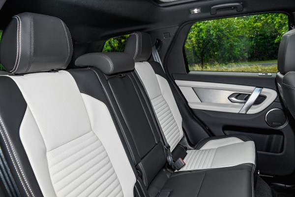 2025 MY25.5 Land Rover Discovery Sport L550 P300e Dynamic SE SUV image 8