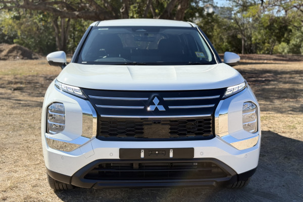 2026 Mitsubishi Outlander ZM ES SUV Image 2