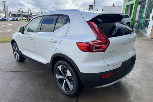 2026 Volvo XC40 XZ Ultra B4 Bright SUV Image 7