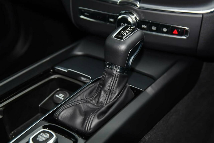 2019 MY20 Volvo XC60 UZ MY20 T5 AWD Momentum Suv Image 18