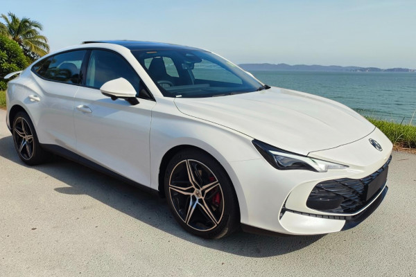 2025 MG MG7  Essence Sedan Image 1