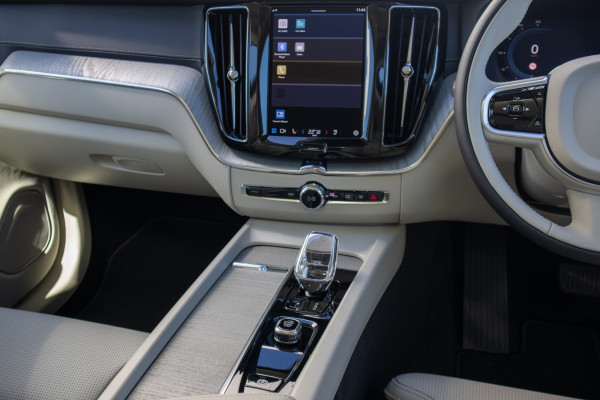 2025 Volvo XC60 UZ Ultra T8 Plug-In Hybrid SUV Image 6