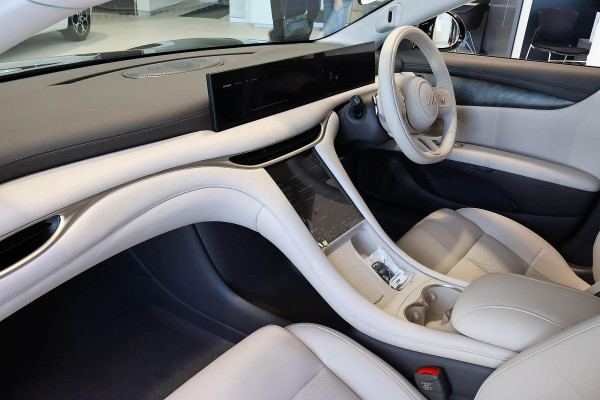2025 MG IM5 P12L Platinum Hatch Image 8