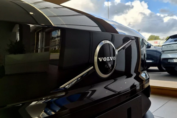 2026 Volvo EX30  Single Motor Extended Range Ultra SUV Image 2