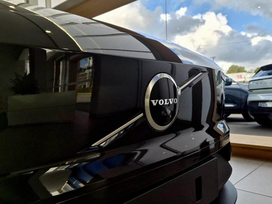2026 Volvo EX30  Single Motor Extended Range Ultra SUV Image 2