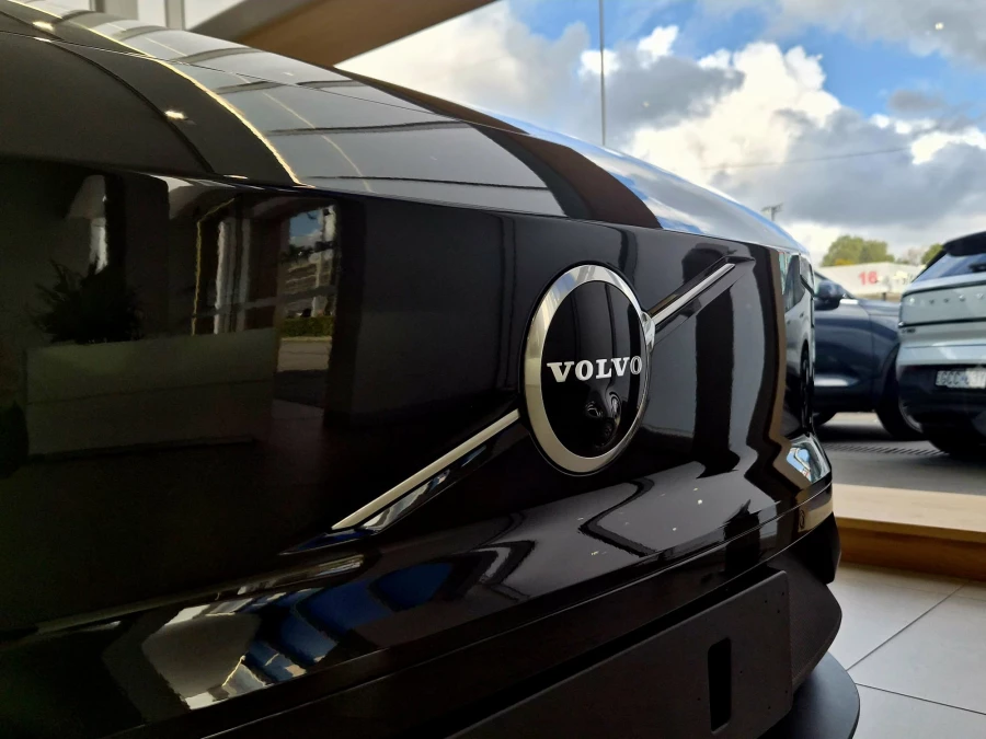 2026 Volvo EX30  Single Motor Extended Range Ultra SUV Image 2