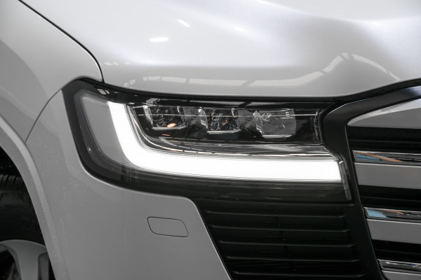 2023 Toyota LandCruiser Sahara SUV Image 2