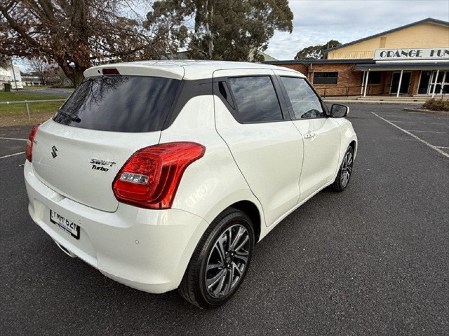 2021 Suzuki Swift GLX SUV Image 3