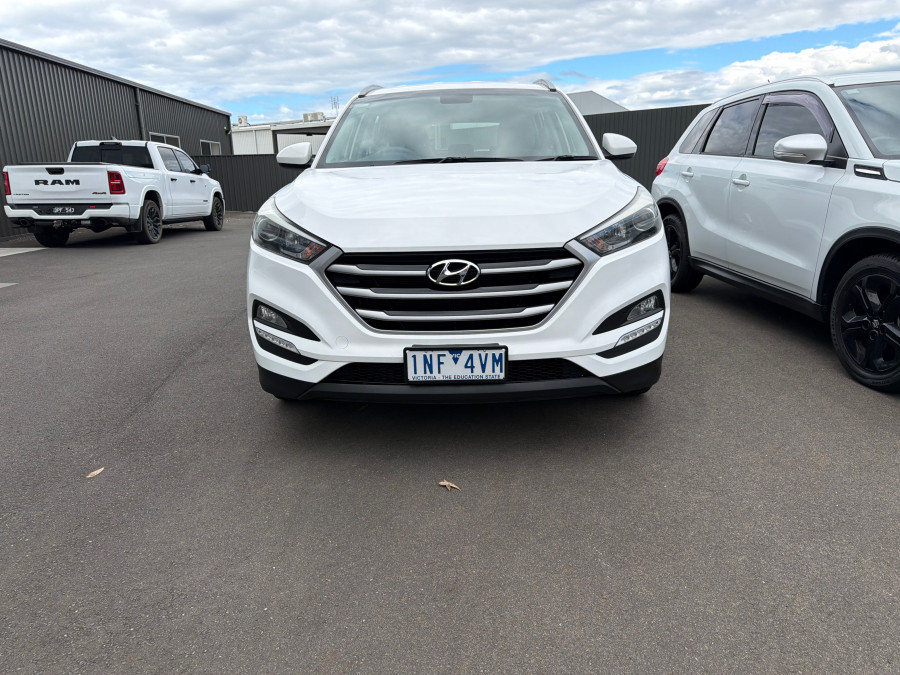 2018 Hyundai Tucson D3W52GA1FDD998 Active SUV Image 2