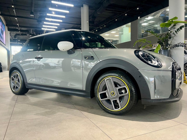 2021 MINI Cooper F56 LCI-2 Cooper SE MINI Yours Hatch image 3