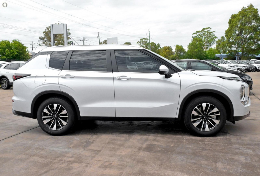 2025 Mitsubishi Outlander ZM LS SUV Image 5