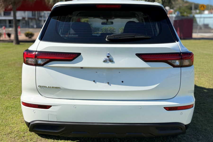 2024 Mitsubishi Outlander ZM ES SUV Image 7