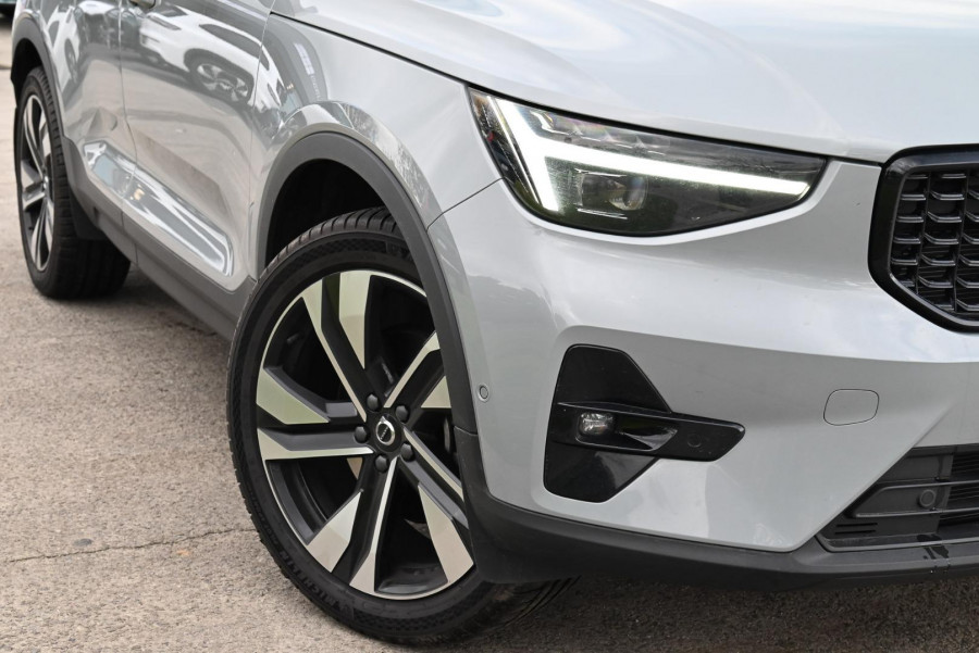 2025 Volvo XC40 XZ Ultra B4 Bright SUV Image 19