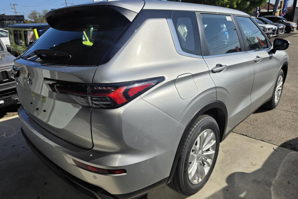2026 Mitsubishi Outlander ZM ES SUV Image 10