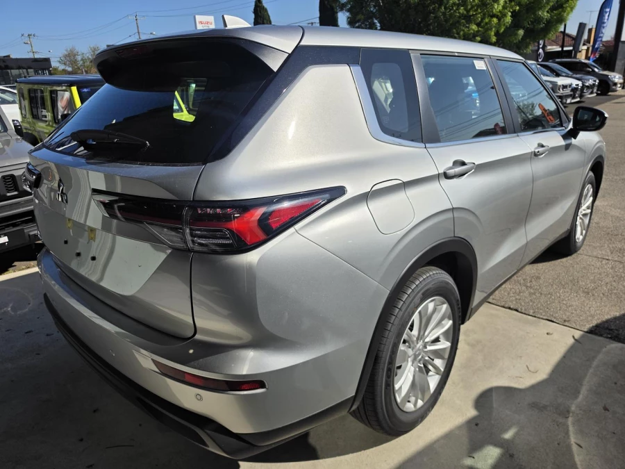 2026 Mitsubishi Outlander ZM ES SUV Image 10