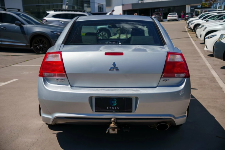 2008 Mitsubishi 380 DB Series III SX Sedan Image 3