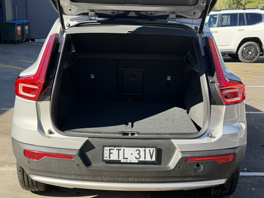 2025 Volvo XC40 XZ Plus B4 SUV Image 7