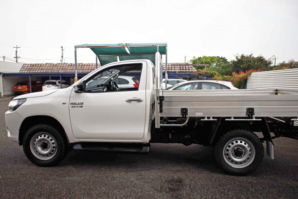 2016 Toyota HiLux  SR 4x4 Single-Cab Cab-Chassis Cab chassis Image 4
