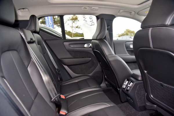 2025 Volvo XC40 XZ Ultra B4 Bright SUV Image 9