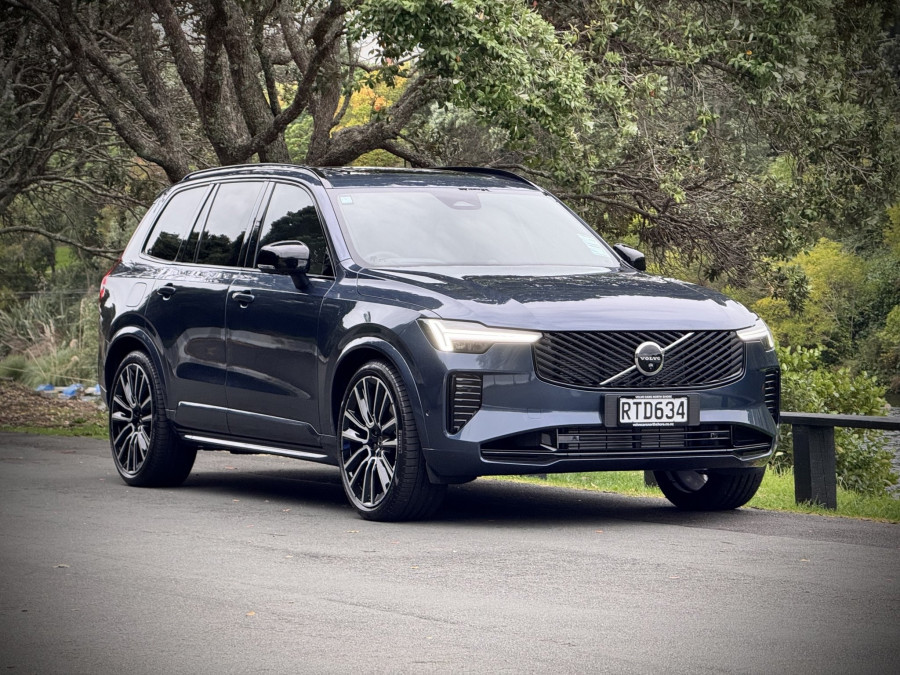 2026 Volvo XC90 L Series Ultra T8 Plug-in Hybrid Dark SUV Image 9