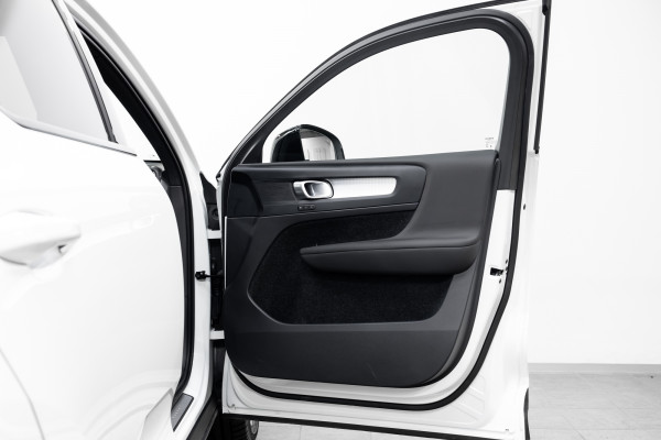 2025 Volvo XC40 XZ Ultra B4 Dark SUV Image 9