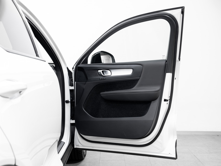 2025 Volvo XC40 XZ Ultra B4 Dark SUV Image 9