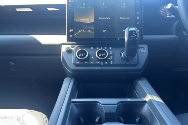 2026 Land Rover Defender L663 110 P425 X-Dynamic SE SUV Image 15