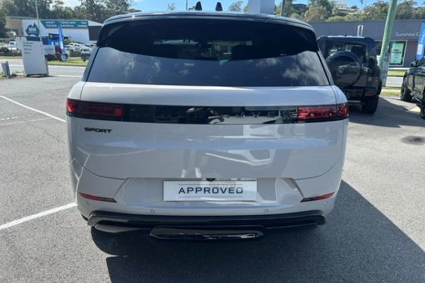 2026 Land Rover Range Rover D300 SE SUV Image 5