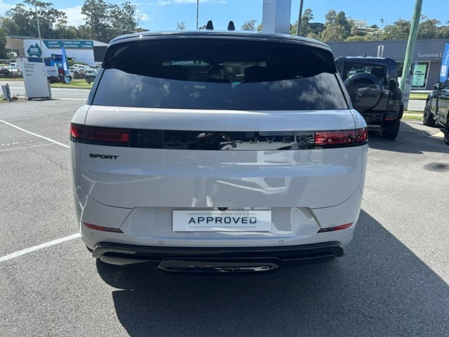 2026 Land Rover Range Rover D300 SE SUV Image 5